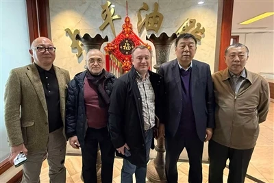 Ruskí zákazníci navštevujú našu spoločnosť, aby-podrobili obchodné rokovania